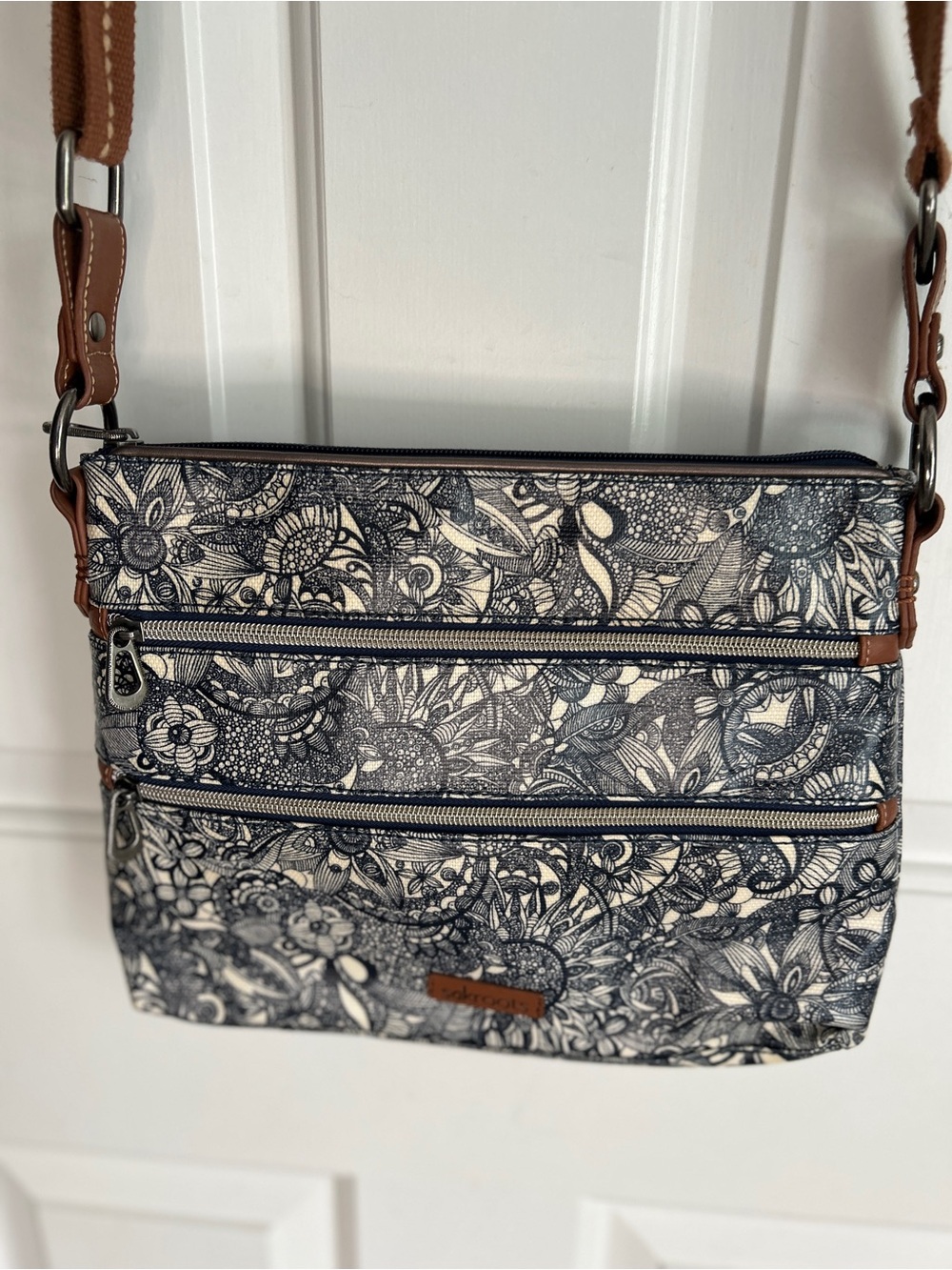 Sakroots Floral Crossbody Bag in Navy & white - excellent condition